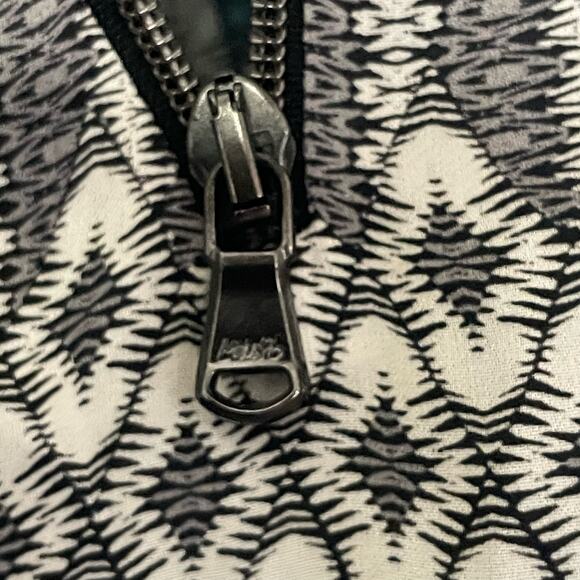 L'AGENCE Printed Sleeveless Blouse with Zip - Picture 6 of 8